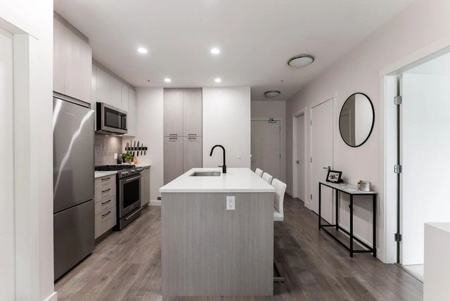 707 Como Lake Avenue 206, Coquitlam