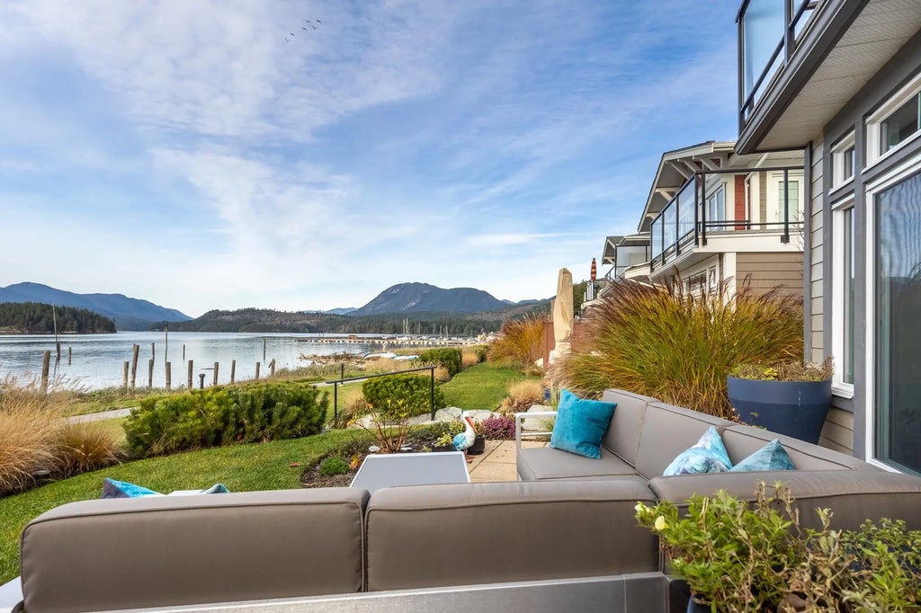 5937 Beachgate Lane, Sechelt
