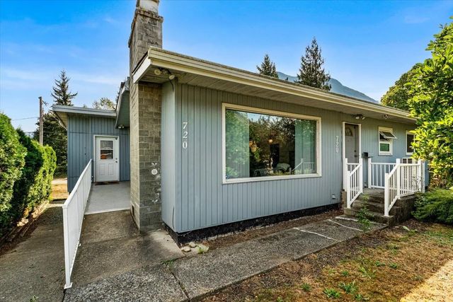 720 Coquihalla Street, Hope