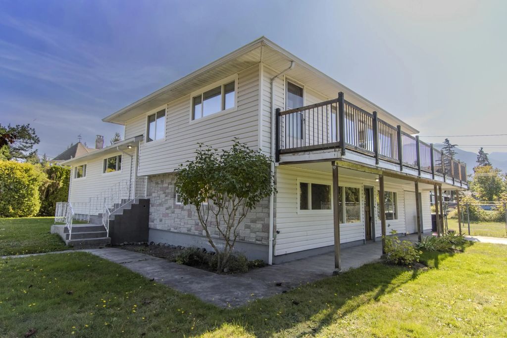 1990 Diamond Road, Squamish