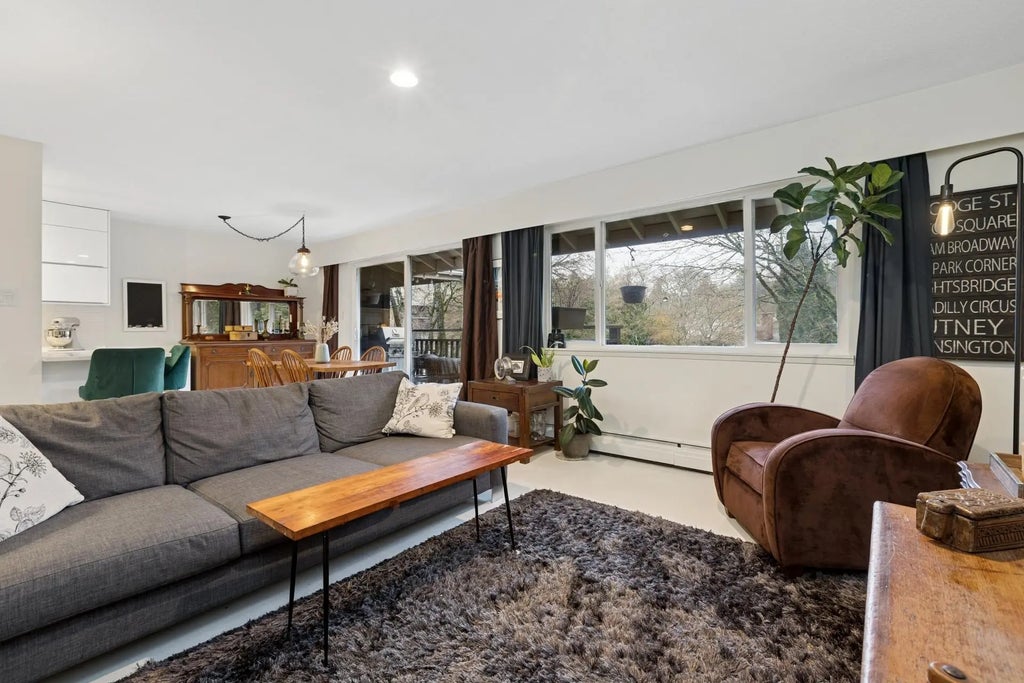 555 W 28th Street 402, North Vancouver