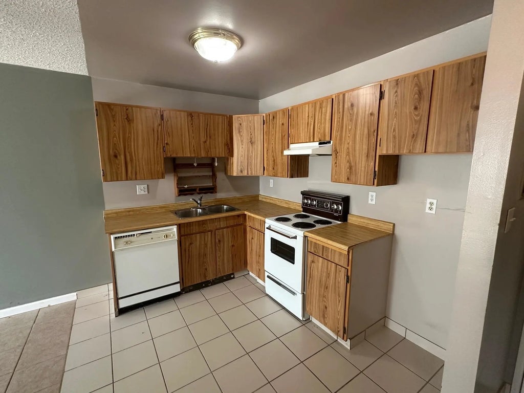 1122 King Albert Avenue 104, Coquitlam