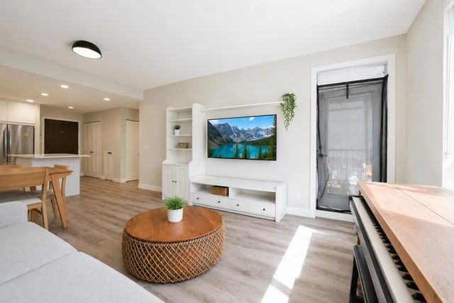 615 Cottonwood Avenue 307, Coquitlam