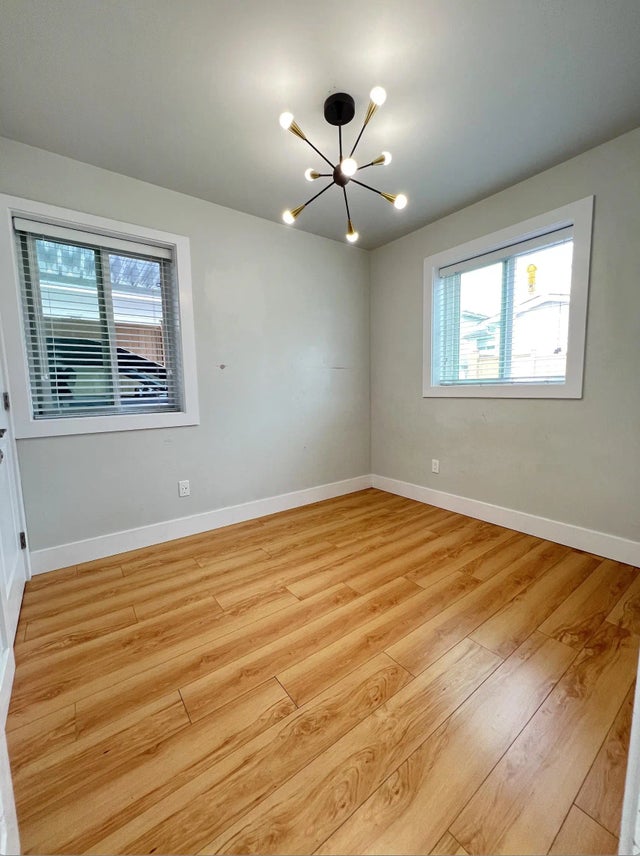 6752 Dumfries, Vancouver