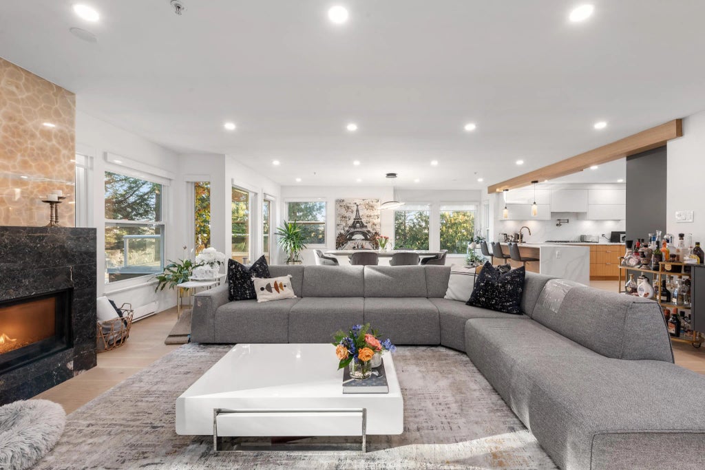 2425 Edgemont Boulevard 11, North Vancouver