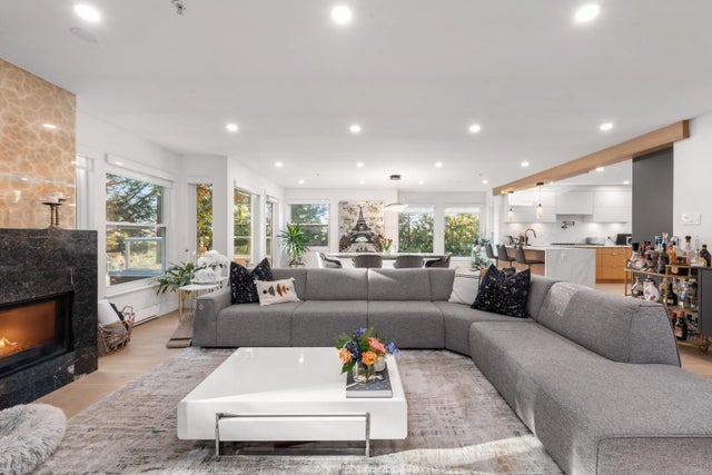 2425 Edgemont Boulevard 11, North Vancouver