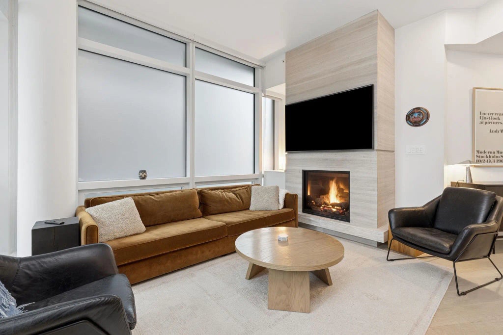 6699 Nelson Avenue 401, West Vancouver