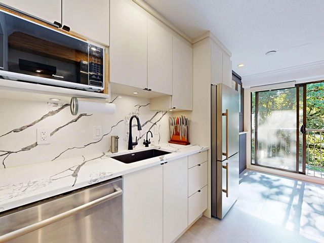 252 W 2nd Street 204, North Vancouver
