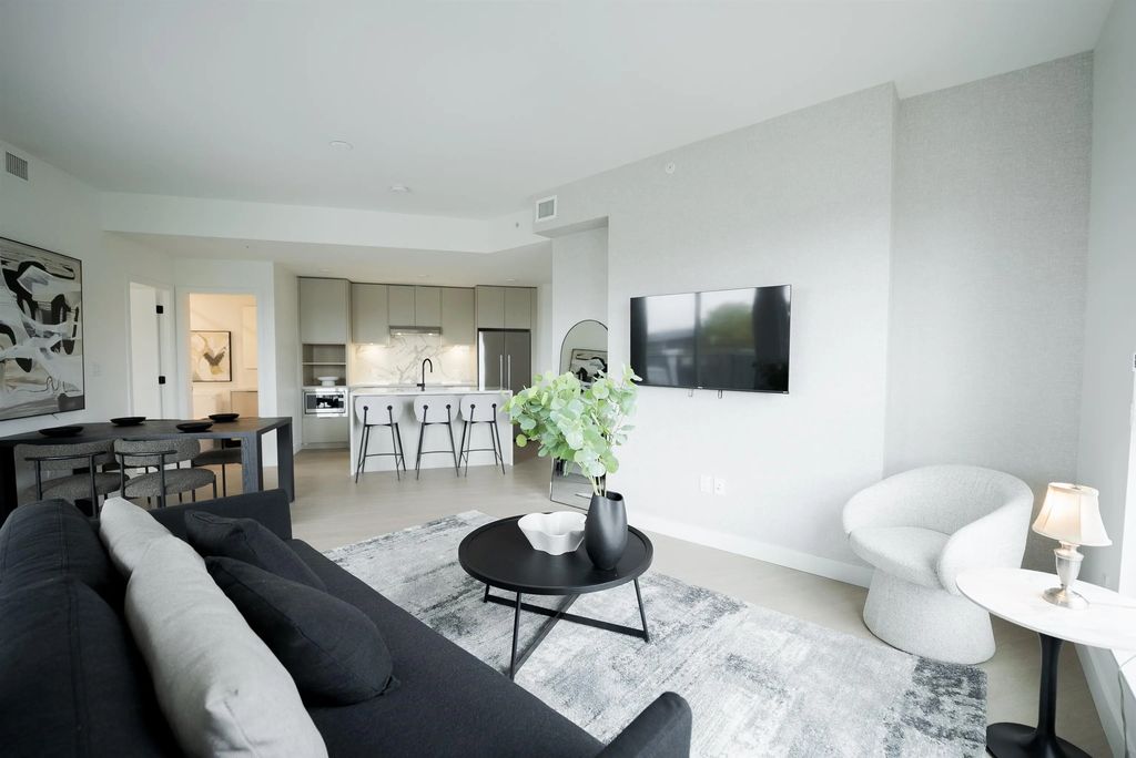 422 E 3rd Street 360, North Vancouver