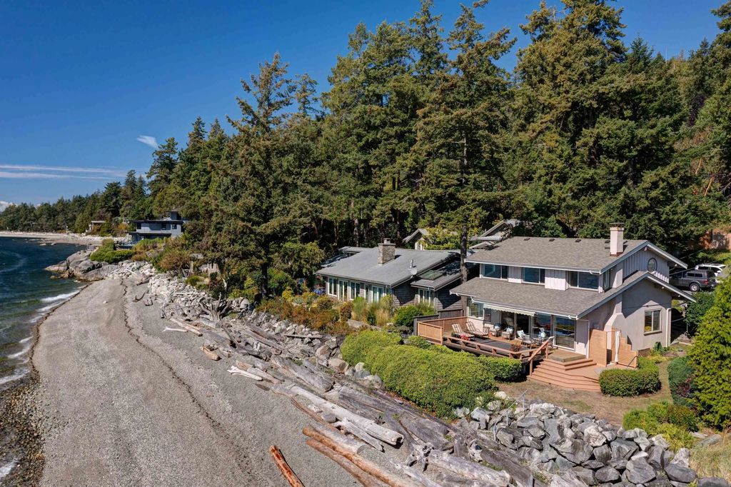 6577 Sunshine Coast Highway, Sechelt