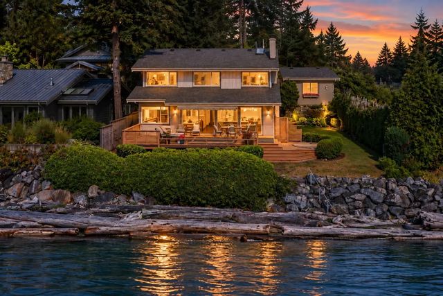 6577 Sunshine Coast Highway, Sechelt