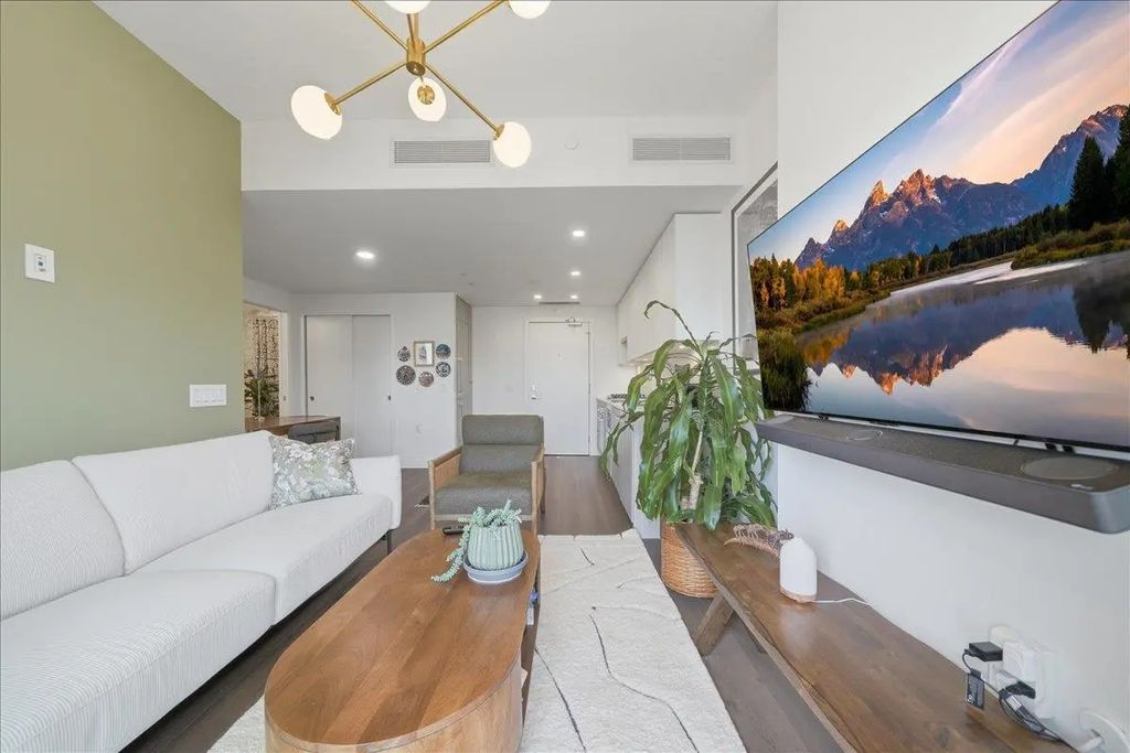 901 Lougheed Highway 1810, Coquitlam