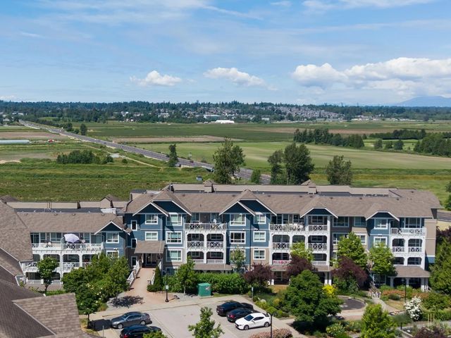 16380 64 Avenue 416, Surrey