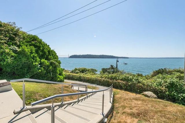 2119 Bellevue Avenue 208, West Vancouver