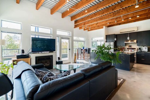 1075 W 1st Street, North Vancouver