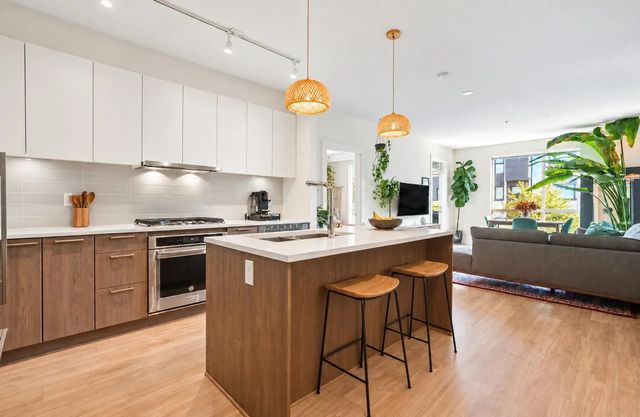 625 E 3rd Street 105, North Vancouver
