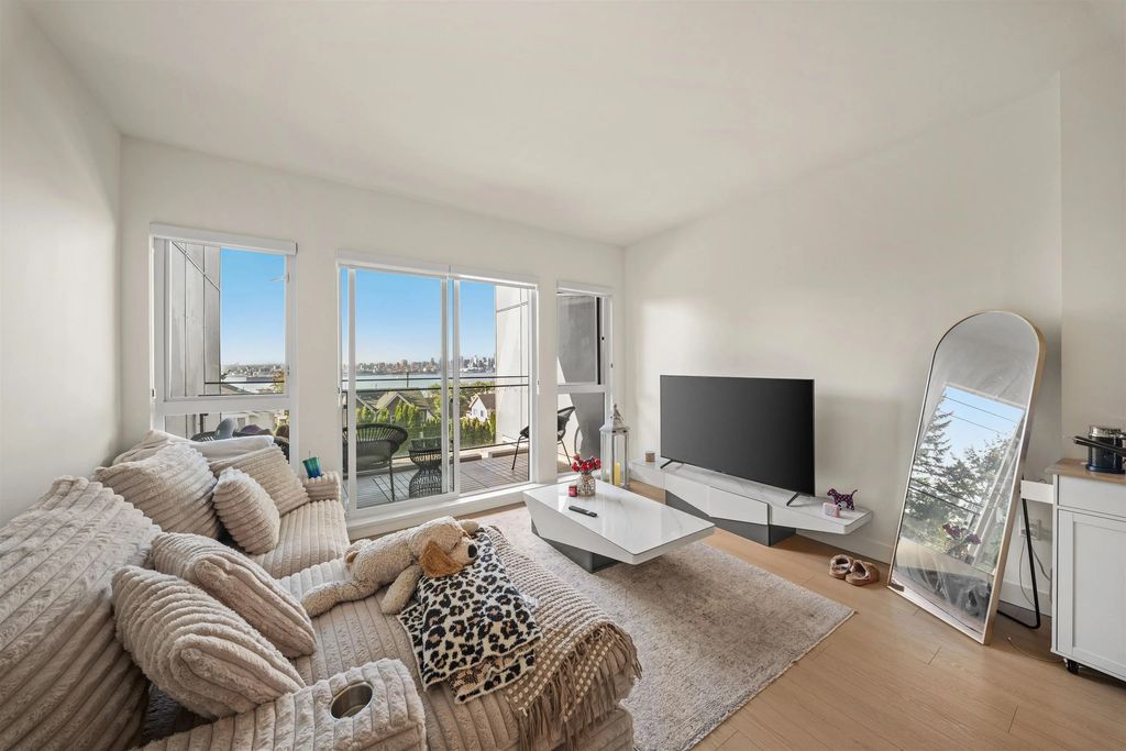 422 E 3rd Street 309, North Vancouver
