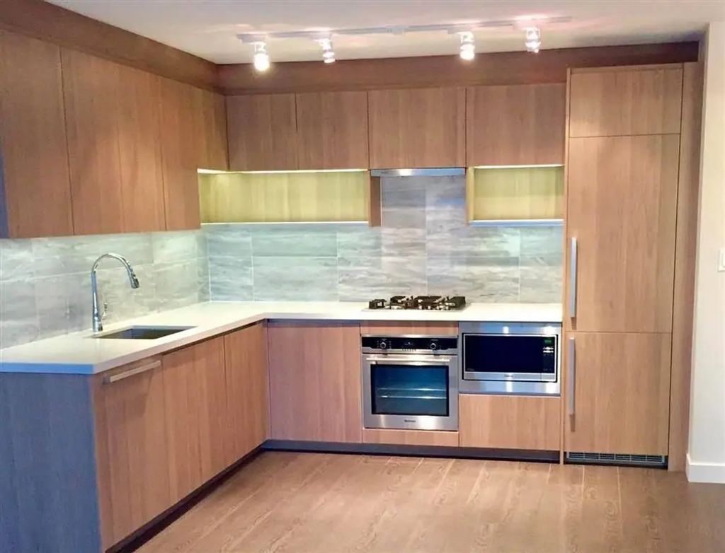 13696 100 Ave 25xx, Surrey