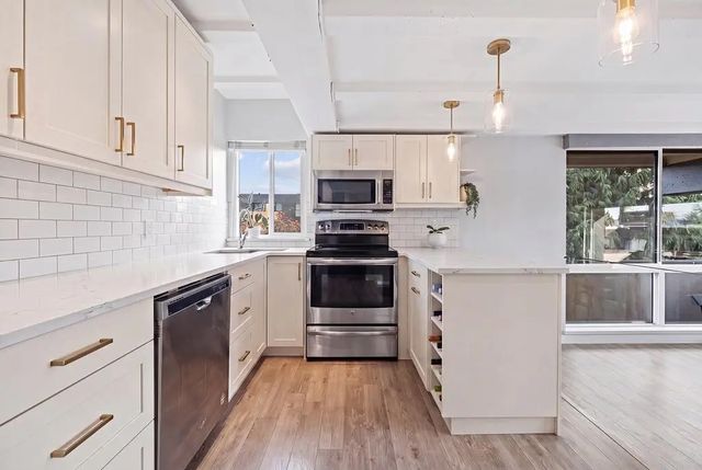 341 Mahon Avenue 201, North Vancouver