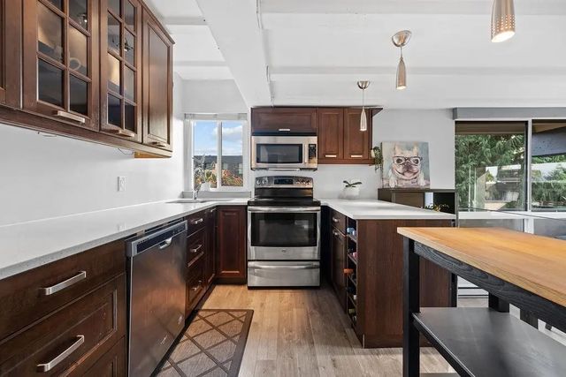 341 Mahon Avenue 201, North Vancouver
