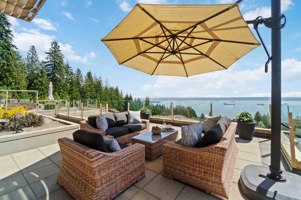 2535 Garden Court 304, West Vancouver