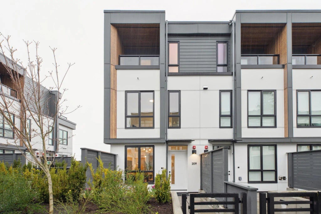 715 Ducklow Street 201, Coquitlam