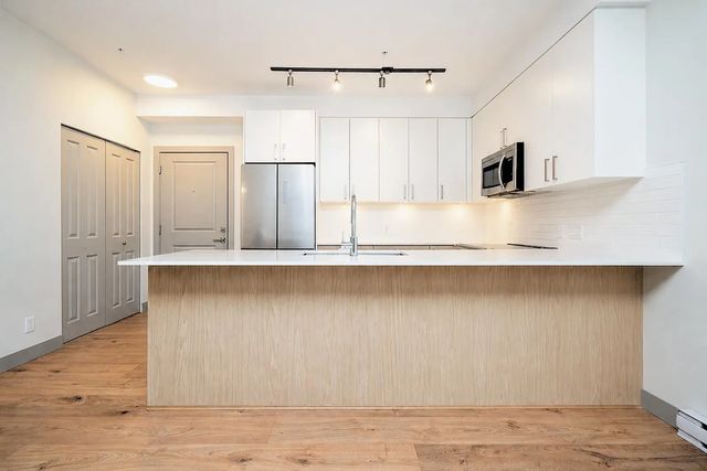 6968 Royal Oak Avenue 210, Burnaby