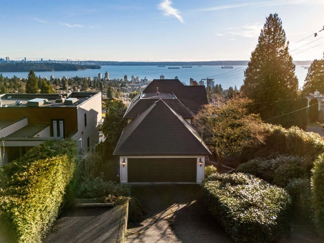 2198 Rosebery Avenue, West Vancouver