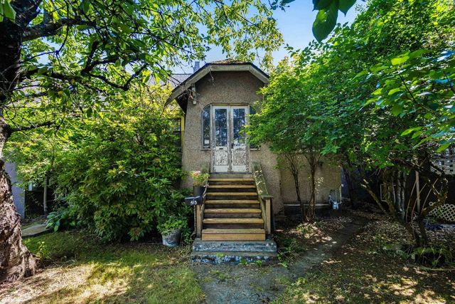 415 Seventh Street, New Westminster