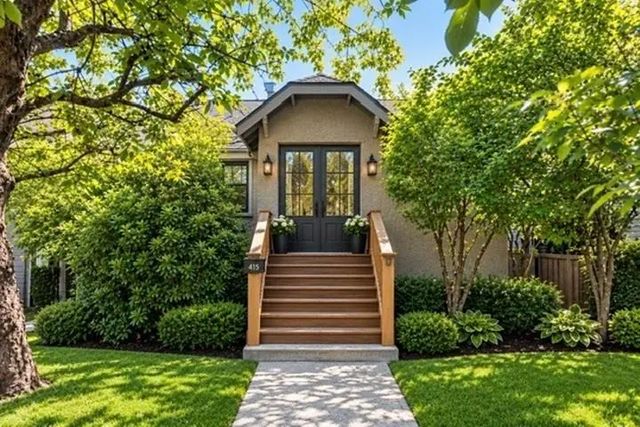 415 Seventh Street, New Westminster