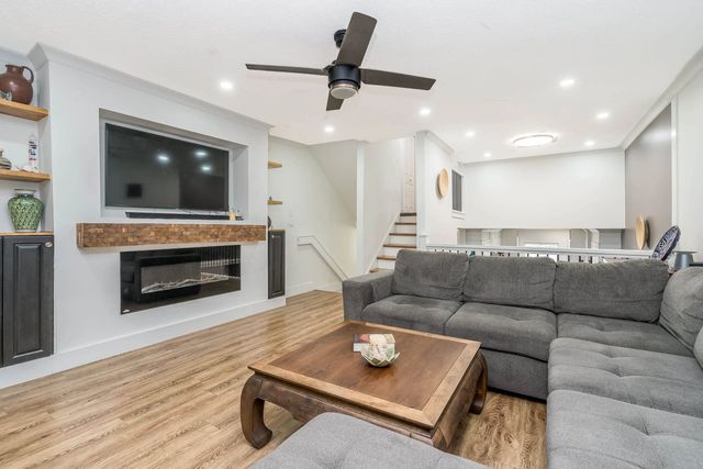 33293 E Bourquin Crescent 17, Abbotsford