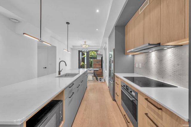 606 Foster Avenue 404, Coquitlam