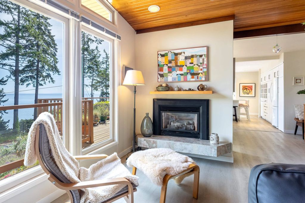 7065 Dale Road, Sechelt