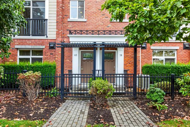 20738 84 Avenue 40, Langley