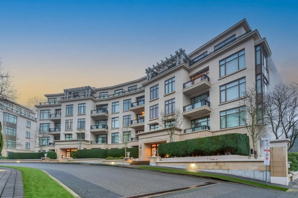 568 Waters Edge Crescent 401, West Vancouver