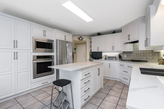14934 Thrift Avenue 201, White Rock