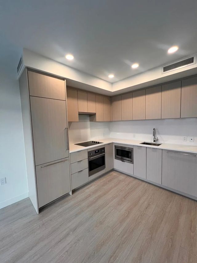 13675 107a Avenue 606, Surrey