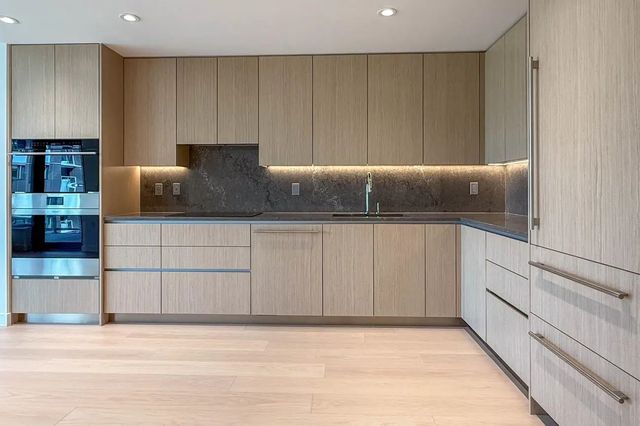 777 Harbour Way 607, North Vancouver