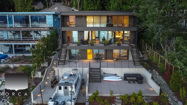 8885 Lawrence Way Main, West Vancouver