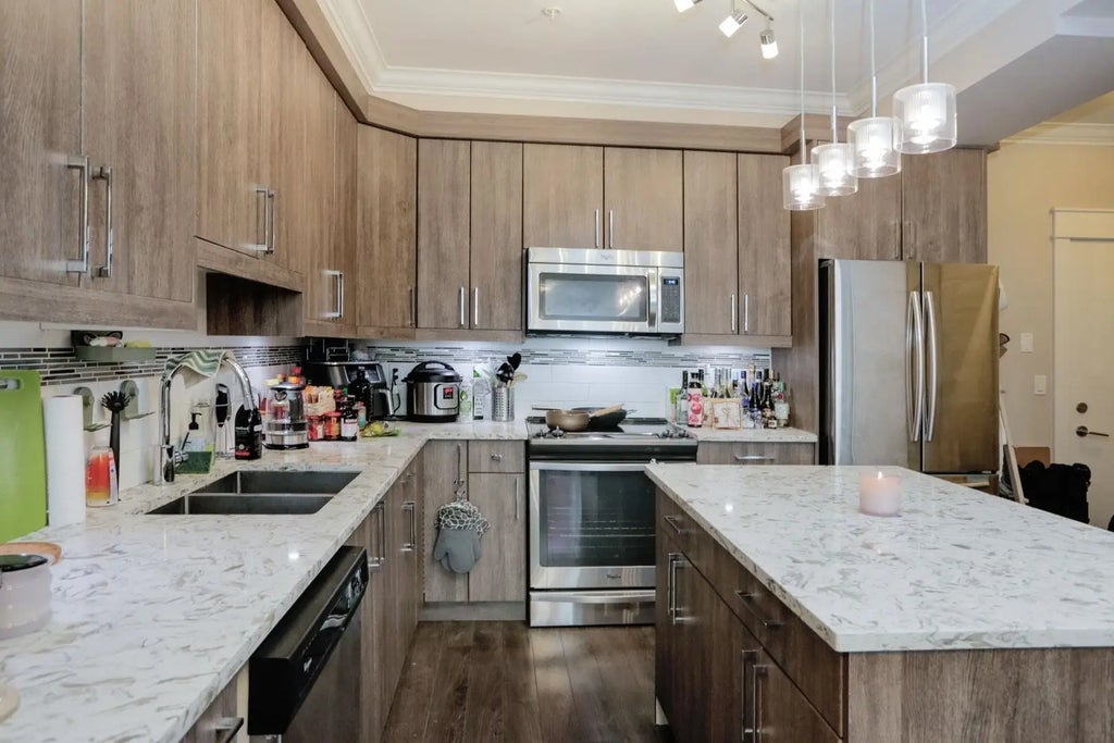 19228 64 Avenue 415, Surrey