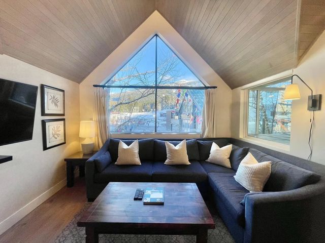 4293 Mountain Square Week 9, Whistler