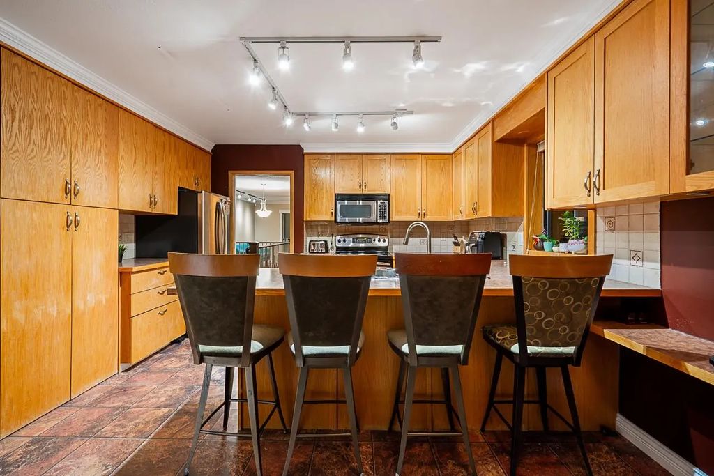 949 Lynwood Avenue, Port Coquitlam