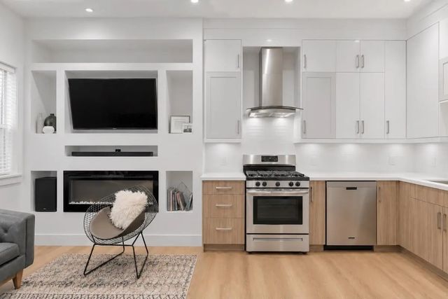 1136 E Pender Street 2, Vancouver