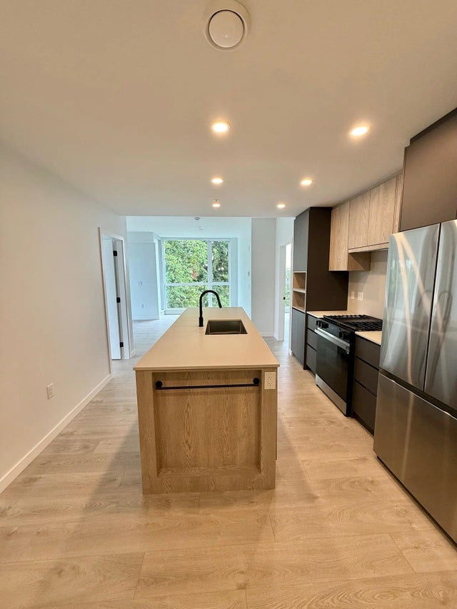 6585 195a Street 403, Surrey