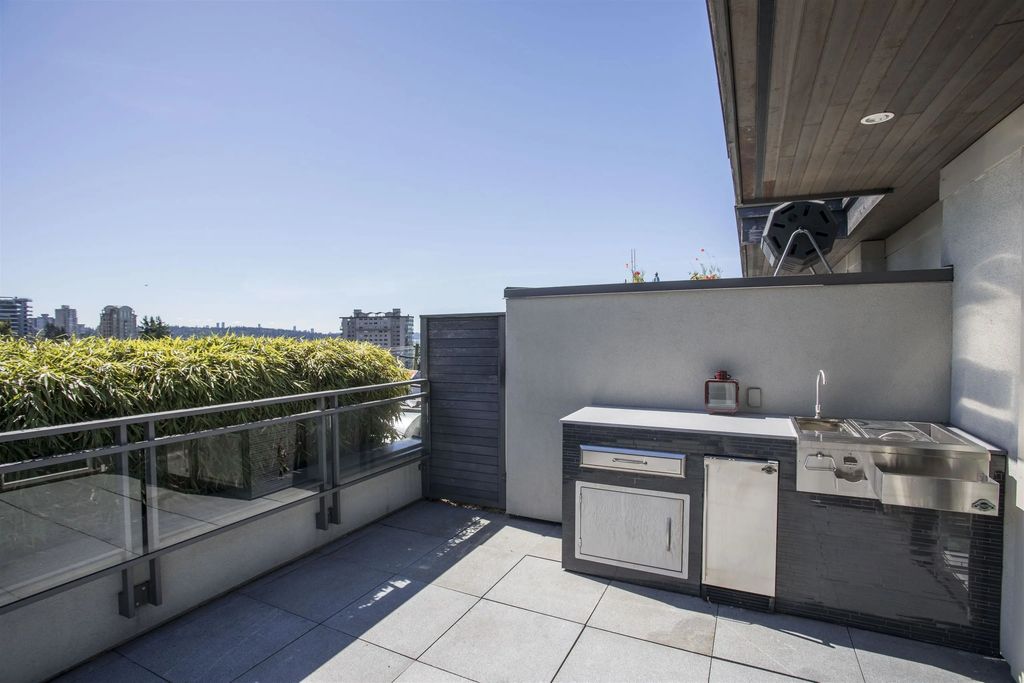 2432 Haywood Avenue 300, West Vancouver