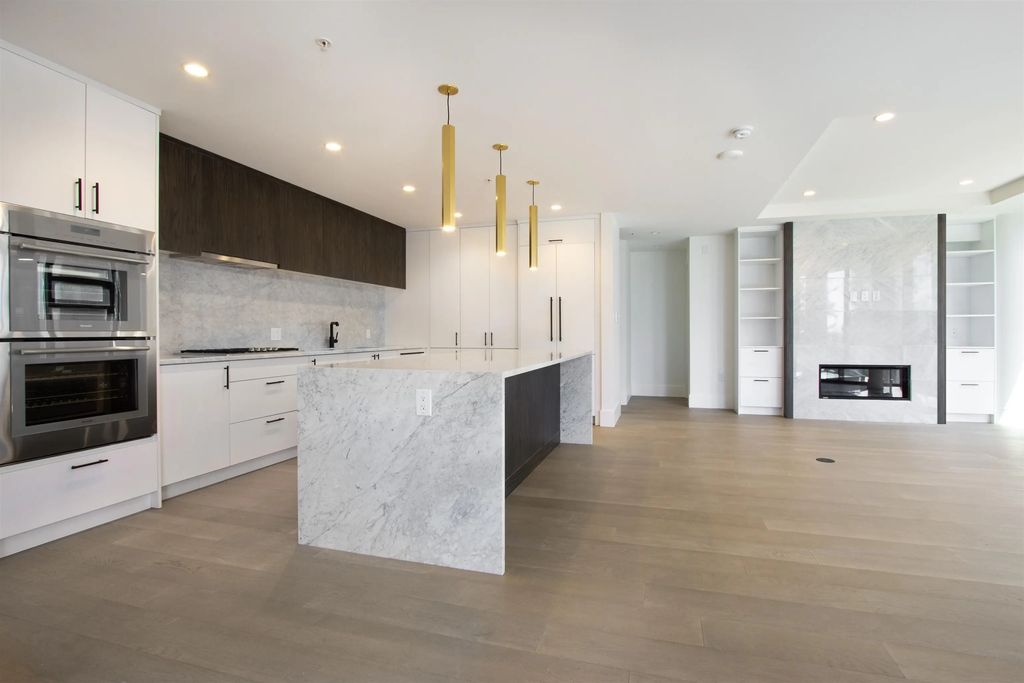 14825 Thrift Avenue 703, Surrey