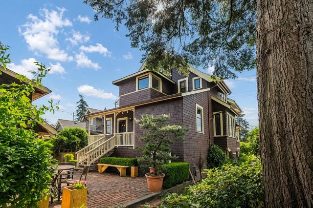 819 Eighth Avenue, New Westminster