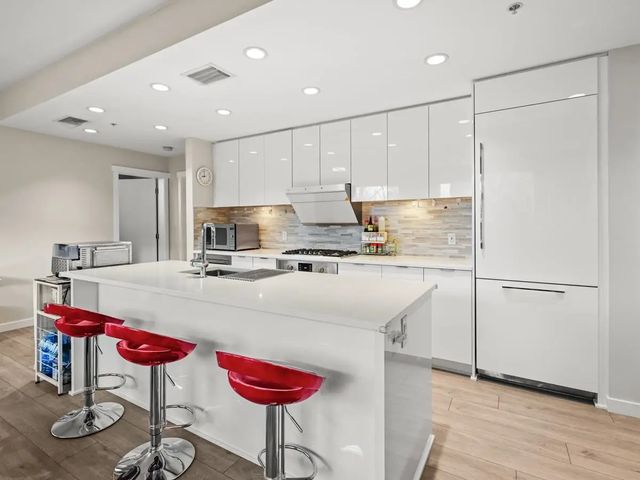 9213 Odlin Road 102, Richmond