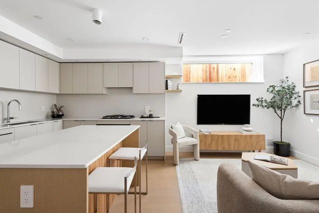 2124 E 8 Avenue 2, Vancouver