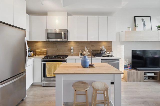 200 Nelson's Crescent 208, New Westminster